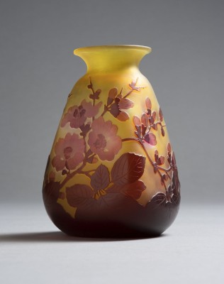 Auktion <br>VASE MIT APFELBLÜTEN