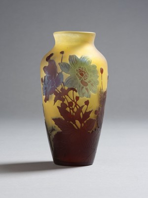 Auktion <br>VASE MIT ANEMONEN