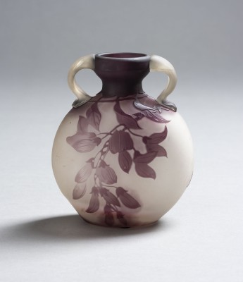 Auction <br>KLEINE HENKELVASE MIT GLYZINIEN