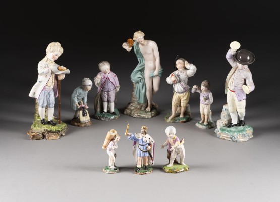 SAMMLUNG VON ZEHN FIGUREN