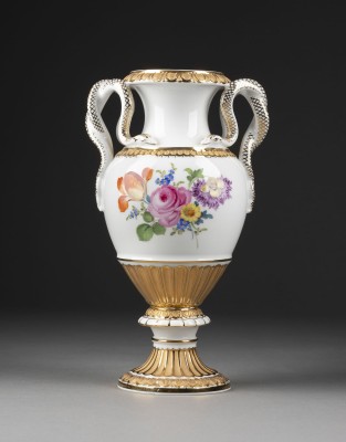 SCHLANGENHENKELVASE MIT BLUMENMALEREI