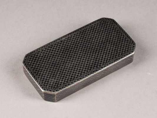 Auction 131<br>A FINE SILVER-GILT AND NIELLO SNUFF BOX