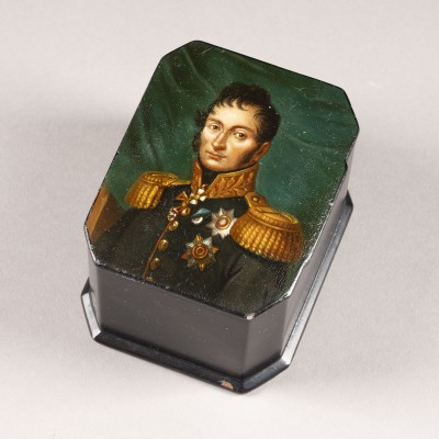 Auktion 131<br>LACKDOSE MIT DEM PORTRÄT DES GENERALS DMITRI SERGEJEWITSCH DOCHTUROW (1756-1816)