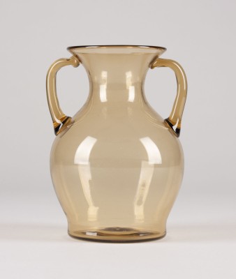 Auction 133<br>KLEINE HENKELVASE 'SOFFIATO'