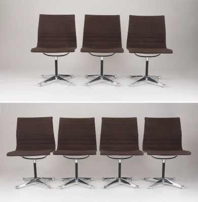 Auktion 133<br>SIEBEN ALUMINIUM CHAIRS MODELL 'EA 105 / 106'