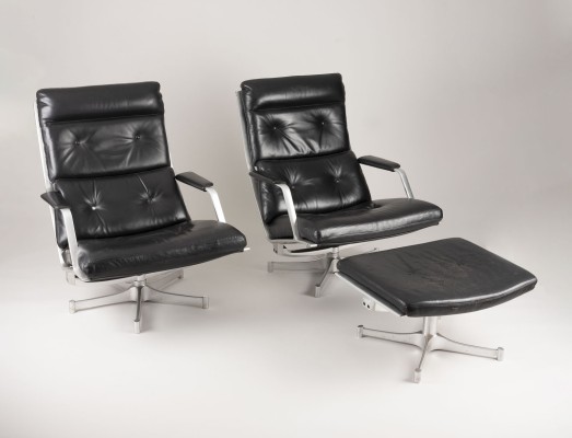 Auction 133<br>PAAR SESSEL / LOUNGE CHAIRS UND EIN FUSSHOCKER MODELL 'FK 85'