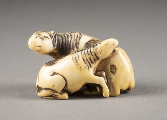 Auktion 132<br>EIN GESCHNITZTES NETSUKE EINES PFERDES UND FOHLEN AUS ELFENBEIN