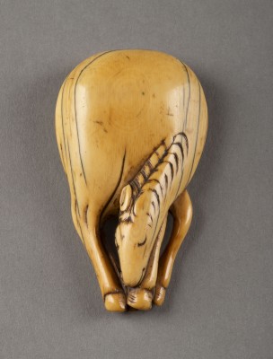 Auktion 132<br>EIN GESCHNITZTES NETSUKE EINES PFERDES AUS ELFENBEIN