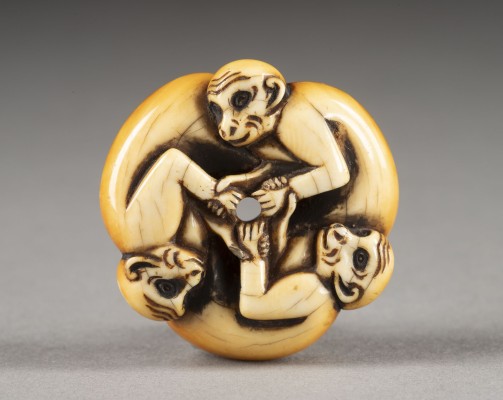 Auction 132<br>EIN GESCHNITZTES MANJU-NETSUKE VON DREI AFFEN AUS ELFENBEIN