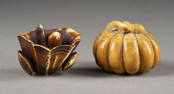 Auction 132<br>EIN NETSUKE EINES OKTOPUS UND EIN NETSUKE EINES KÜRBIS AUS ELFENBEIN