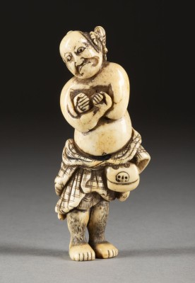 Auction 132<br>EIN GESCHNITZTES NETSUKE EINES RONIN AUS HIRSCHHORN