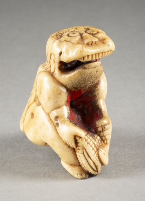 Auction 132<br>EIN GESCHNITZTES NETSUKE EINES MALAIISCHEN DÄMONS AUS HIRSCHHORN