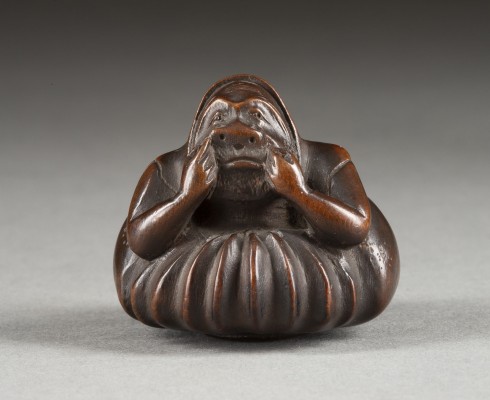 Auction 132<br>EIN HOLZGESCHNITZTES ASCHENBECHER-NETSUKE VON DARUMA