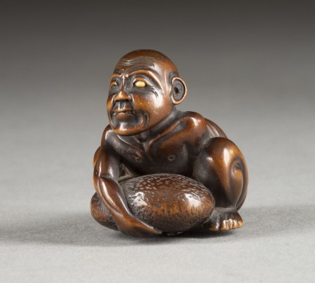 Auktion 132<br>EIN FEINES HOLZGESCHNITZTES NETSUKE EINES BLINDEN BETTLERS