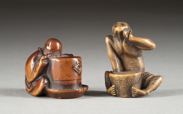 Auktion 132<br>ZWEI HOLZGESCHNITZTE NETSUKE VON MENSCHLICHEN FIGUREN