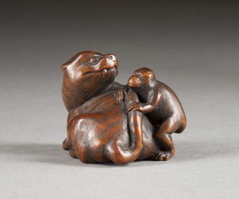 Auktion 132<br>EIN FEINES HOLZGESCHNITZTES NETSUKE EINES TIGERS MIT AFFEN