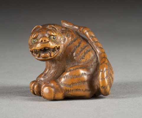 Auktion 132<br>EIN HOLZGESCHNITZTES NETSUKE EINES TIGERS