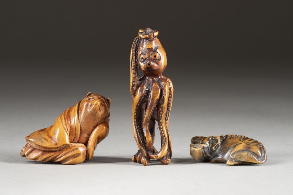 Auktion 132<br>DREI HOLZGESCHNITZTE NETSUKE VON TIERISCHEN FIGUREN