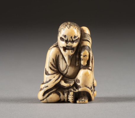 Auktion 132<br>EIN GESCHNITZTES NETSUKE VON CHOKWARO SENNIN AUS ELFENBEIN