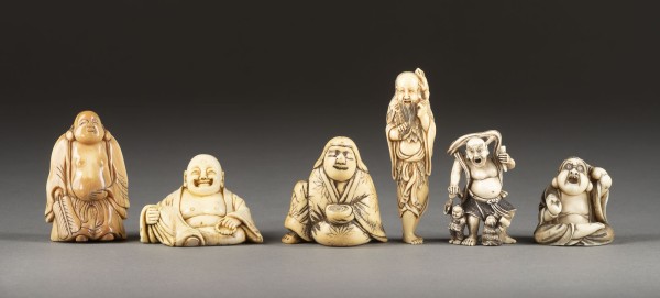 Auktion 132<br>SECHS GESCHNITZTE NETSUKE VON BUDDHISTISCHEN UND TAOISTISCHEN FIGUREN AUS ELFENBEIN