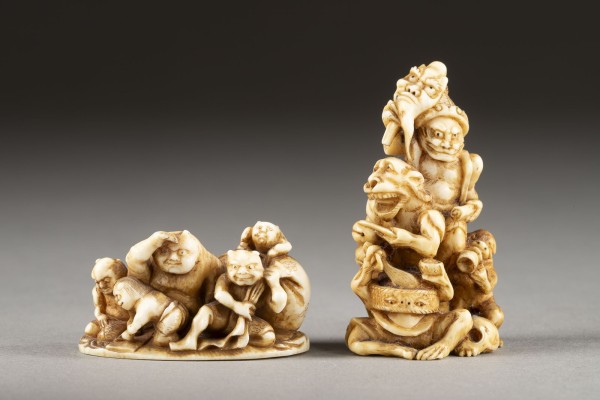 Auktion 132<br>ZWEI GESCHNITZTE NETSUKE VON FIGURENGRUPPE IM JAPANISCHER VOLKSGLAUBEN AUS ELFENBEIN