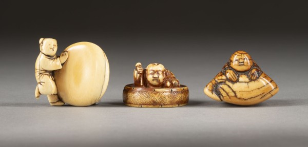 Auktion 132<br>DREI GESCHNITZTE NETSUKE VON KARAKO AUS ELFENBEIN