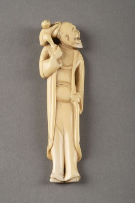 Auktion 132<br>EIN FEINES GESCHNITZTES NETSUKE EINES SARUMNAWASHI AUS ELFENBEIN