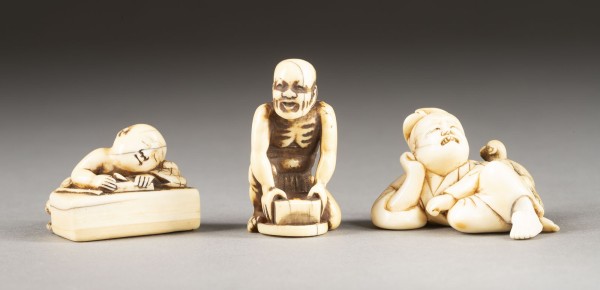 Auktion 132<br>DREI GESCHNITZTE NETSUKE VON MENSCHLICHEN FIGUREN AUS ELFENBEIN