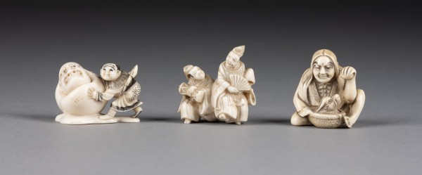 Auktion 132<br>DREI GESCHNITZTE NETSUKE VON MENSCHLICHEN FIGUREN AUS ELFENBEIN