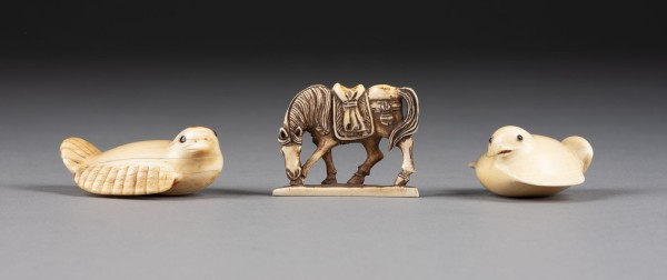 Auktion 132<br>DREI GESCHNITZTE NETSUKE VON TIEREN AUS ELFENBEIN