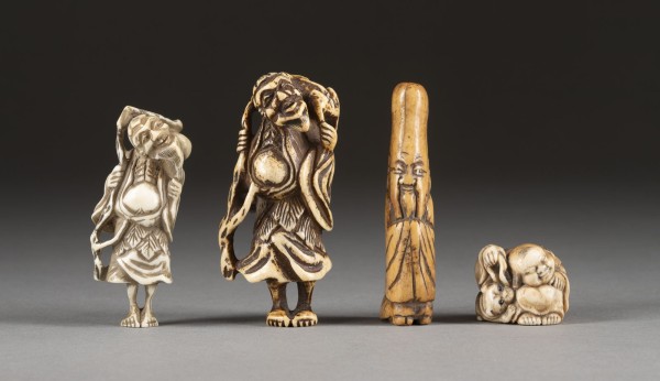 Auktion 132<br>VIER GESCHNITZTE NETSUKE VON MENSCHLICHEN FIGUREN AUS HIRSCHHORN