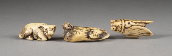 Auktion 132<br>DREI FEINE GESCHNITZTE NETSUKE VON TIEREN AUS HIRSCHHORN