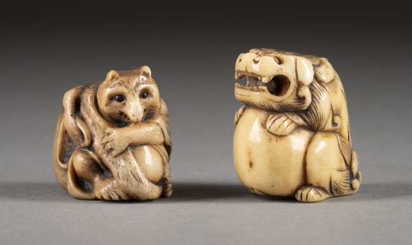 Auktion 132<br>ZWEI GESCHNITZTE NETSUKE AUS HIRSCHHORN