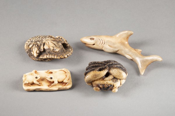 Auktion 132<br>VIER FEINE GESCHNITZTE NETSUKE AUS HIRSCHHORN