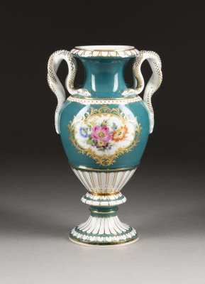 Auction 137<br>SCHLANGENHENKELVASE MIT BLUMENMALEREI