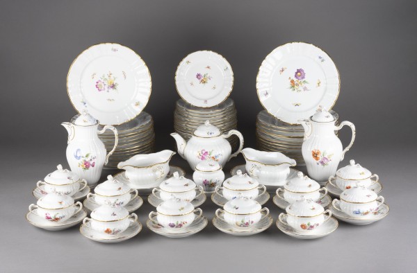 Auction 137<br>124-TEILIGES SPEISE- UND KAFFEESERVICE 'BLUMENMALEREI'