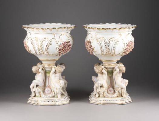 Auction 137<br>PAAR CACHEPOTS MIT PUTTI