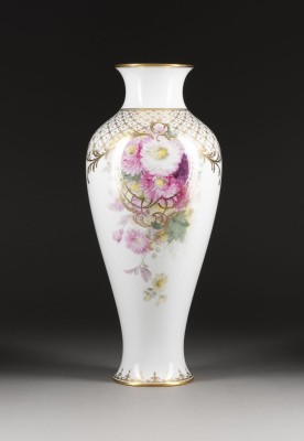 Auction 137<br>GROSSE VASE MIT WEICHMALEREI