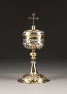 Auction 137<br>AUGSBURGER ZIBORIUM MIT DURCHBROCHEN GEARBEITETEM KUPPA-DEKOR