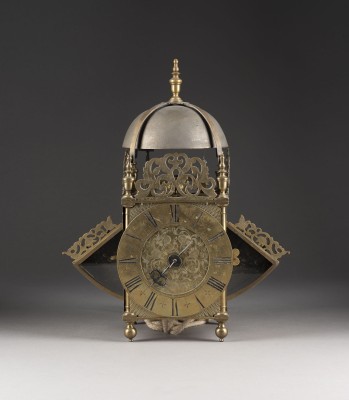 Auktion 137<br>LATERNENUHR MIT FLÜGELN (WINGED LANTERN CLOCK)