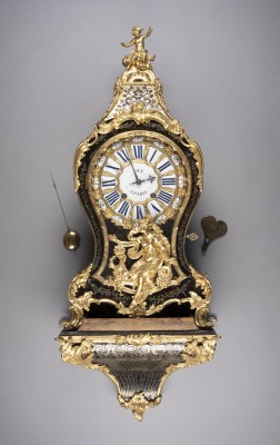 Auktion 137<br>MONUMENTALE LOUIS-XV BOULLE-PENDULE AUF KONSOLE