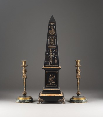 Auction 137<br>KLASSIZISMUS-OBELISK UND ZWEI LEUCHTER