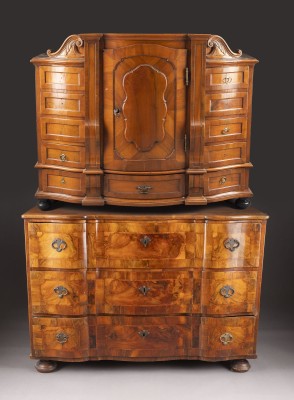 Auction 137<br>SPÄTBAROCKER AUFSATZSCHRANK