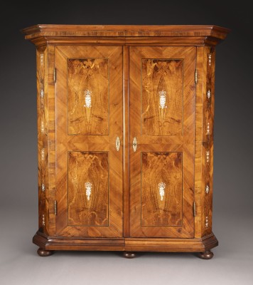 Auction 137<br>FEINER BAROCKSCHRANK MIT INTARSIERTEM BLUMENWERK UND MUSIKINSTRUMENTEN