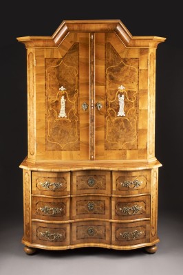 Auction 137<br>BAROCKER AUFSATZSCHRANK MIT INTARSIERTEN FIGUREN