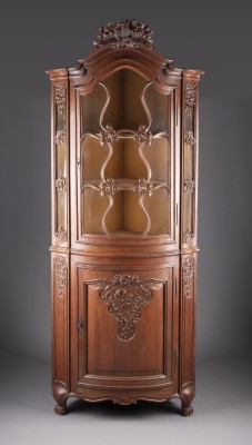 Auction 137<br>SPÄTBAROCKER AUFSATZVITRINEN-ECKSCHRANK