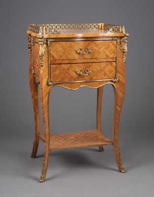 Auction 137<br>BEISTELLTISCH IM LOUIS XV STIL