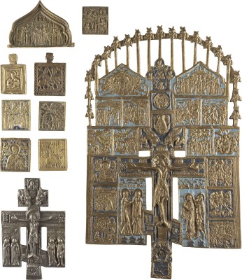 Auction 138<br>ZEHN BRONZE-IKONEN: ERWEITERTE KREUZE, AUSGEWÄHLTE HEILIGE UND IKONEN-FRAGMENTE MIT FESTTAGS-DARSTELLUNGEN