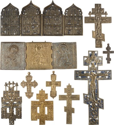 Auction 138<br>ZEHN BRONZE-IKONEN: (ERWEITERTE) KRUZIFIXE, TRIPTYCHON MIT DEESIS UND TETRAPTYCHON MIT FESTTAGEN