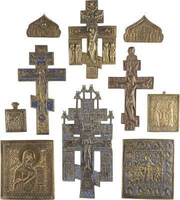 Auction 138<br>ZEHN BRONZE-IKONEN: KRUZIFIXE, GNADENBILDER DER GOTTESMUTTER, DIE HEILIGEN ZOSIMA UND SABBATIUS SOWIE ZWEI BRONZE-IKONEN-FRAGMENTE